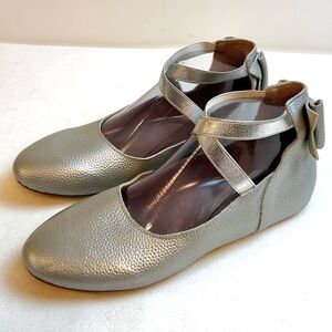 New Women’s Monkey Feet Silver Ballet Flats with Bow Accent / Sz EU 39